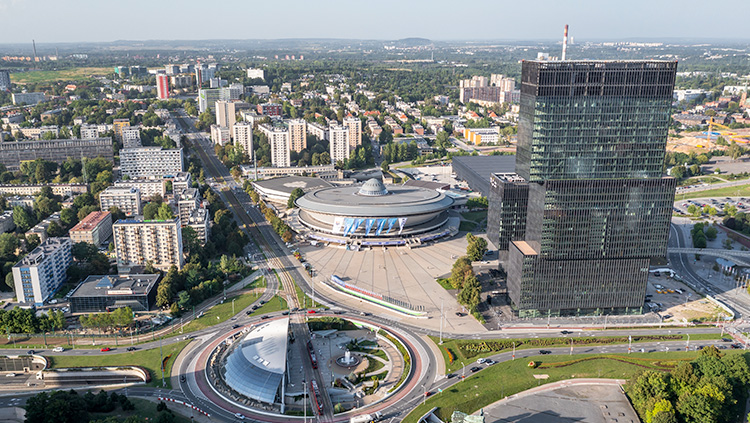Katowice – lotniczy widok na Spodek, rondo im. gen. Jerzego Ziętka oraz nowoczesne wieżowce KTW, otoczone miejską zabudową i terenami zielonymi